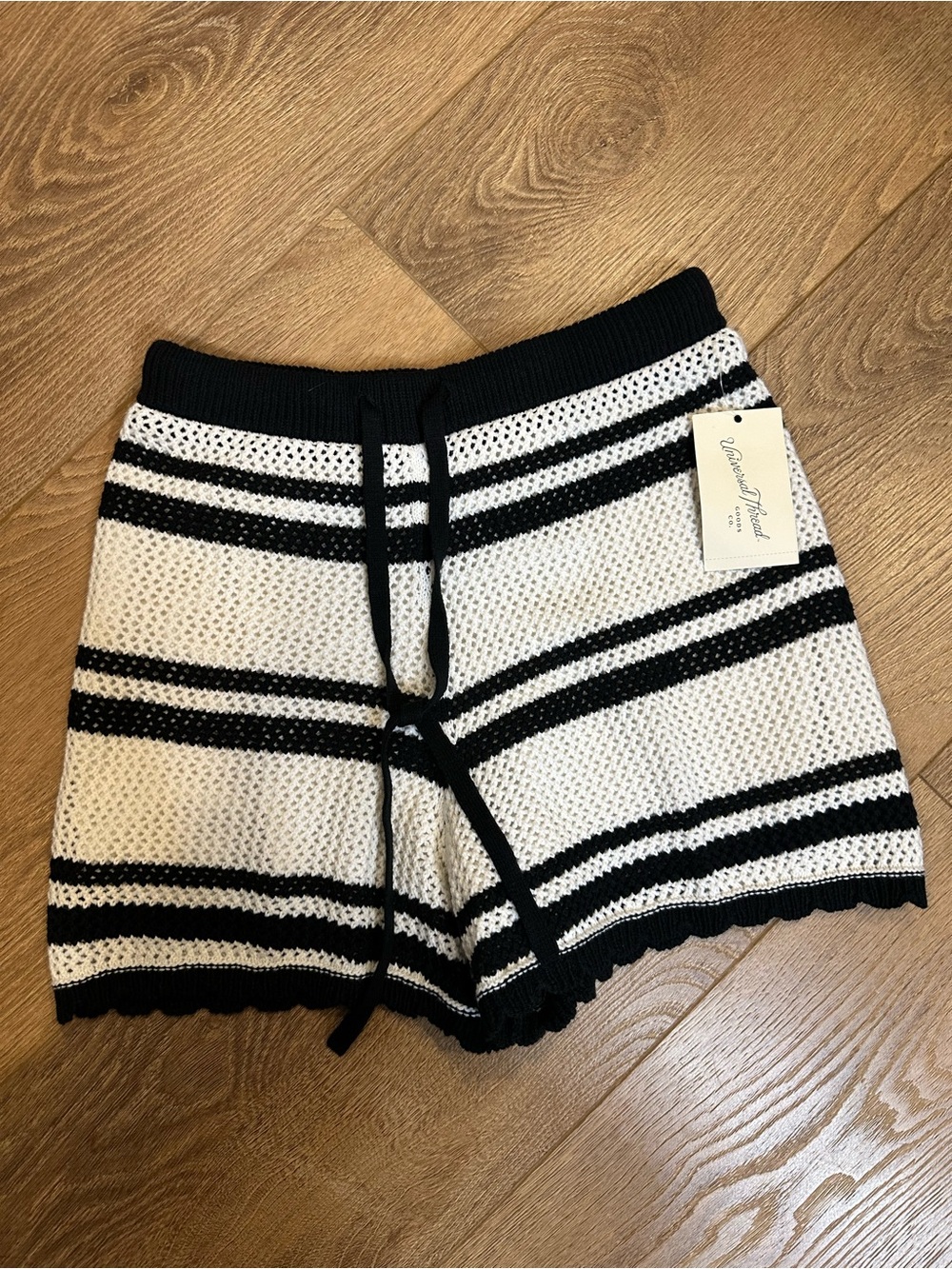 Mid-Rise Openwork Pull-On Shorts XS white &Black Striped crochet scallop hem - Picture 2 of 9
